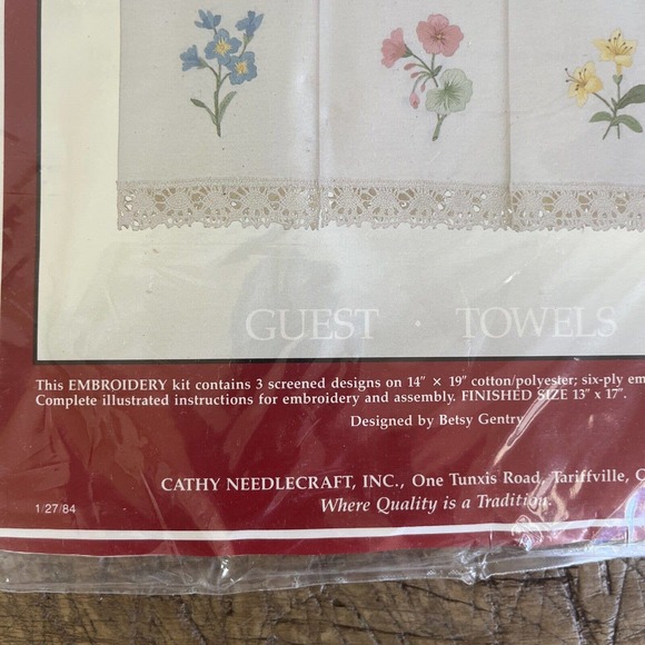 Vintage Cathy Needlecraft Floral Embroidery Guest Towel Kit Lace Trim 1984 NOS - Picture 2 of 8